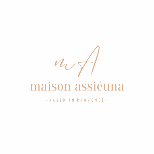 logo maison assieuna beige. m et A en haute du logo en initiale, au centre le mot "maison assieuna" et en dessous en plus petit "based in provence"